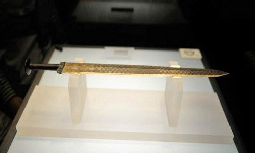 Tháng 12/1965, các chuyên gia, nhà khảo cổ tìm thấy thanh bảo kiếm của Việt Vương Câu Tiễn trong một ngôi mộ tại tỉnh Hồ Bắc, Trung Quốc.