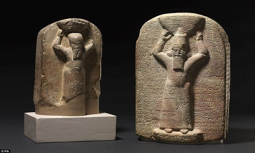 Tác phẩm điêu khắc khắc họa hình ảnh 2 vị vua của đế chế Assyrian là: Shamash-shumu-ukin (trái ảnh) và Ashurbanipal (phải ảnh).