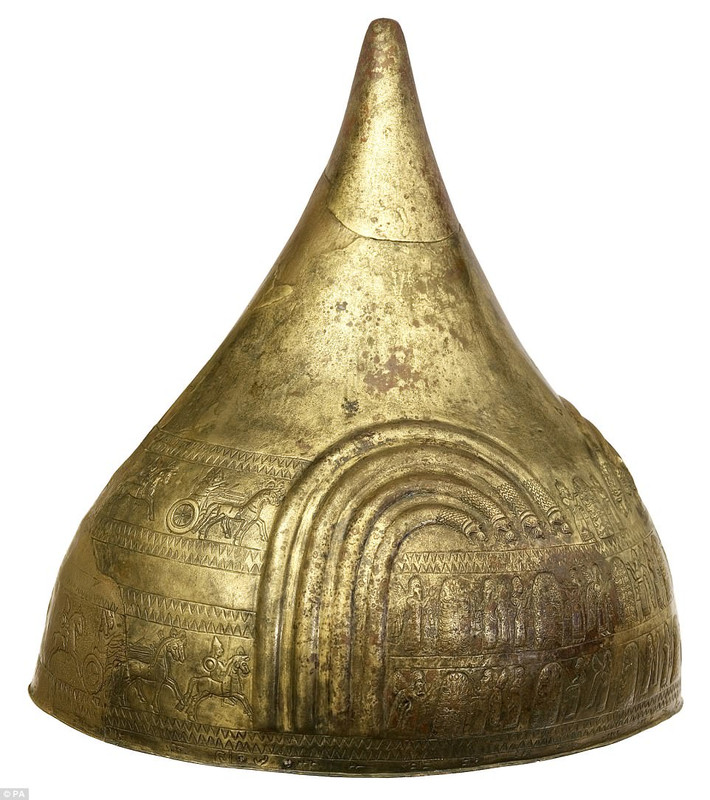Ashurbanipal tự miêu tả bản thân là "vua của thế giới". Ông hoàng này được biết đến với nhiều chiến dịch quân sự đẫm máu nhằm đánh bại những kẻ thù, trong đó có việc bình định cuộc nổi loạn của người anh trai.