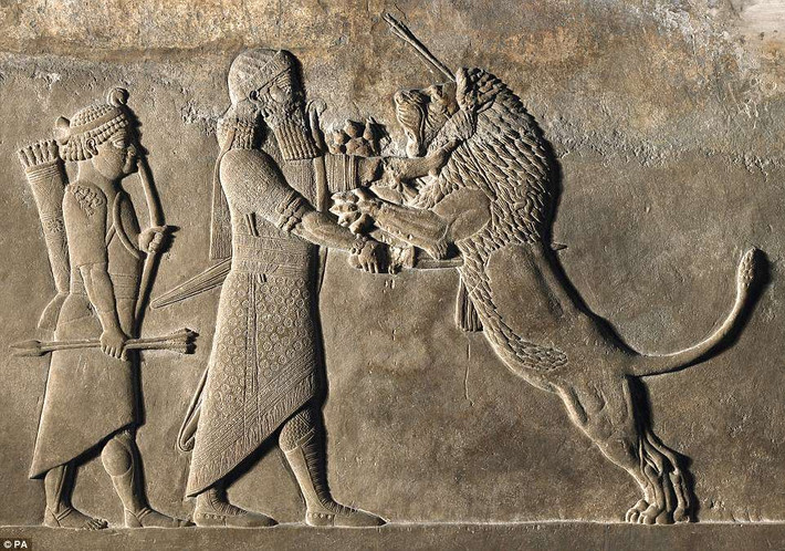 Nhiều tác phẩm điêu khắc thuật lại cuộc đời vua Ashurbanipal được huấn luyện cưỡi ngựa, bắn cung.... từ khi còn trẻ như thế nào.