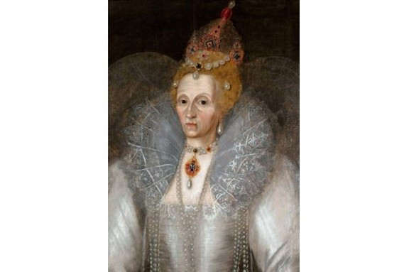 Khi trở thành Nữ hoàng, Elizabeth I có sự thay đổi diện mạo đáng kể khi sở hữu vai rộng, cổ lớn và luôn trang điểm đậm.