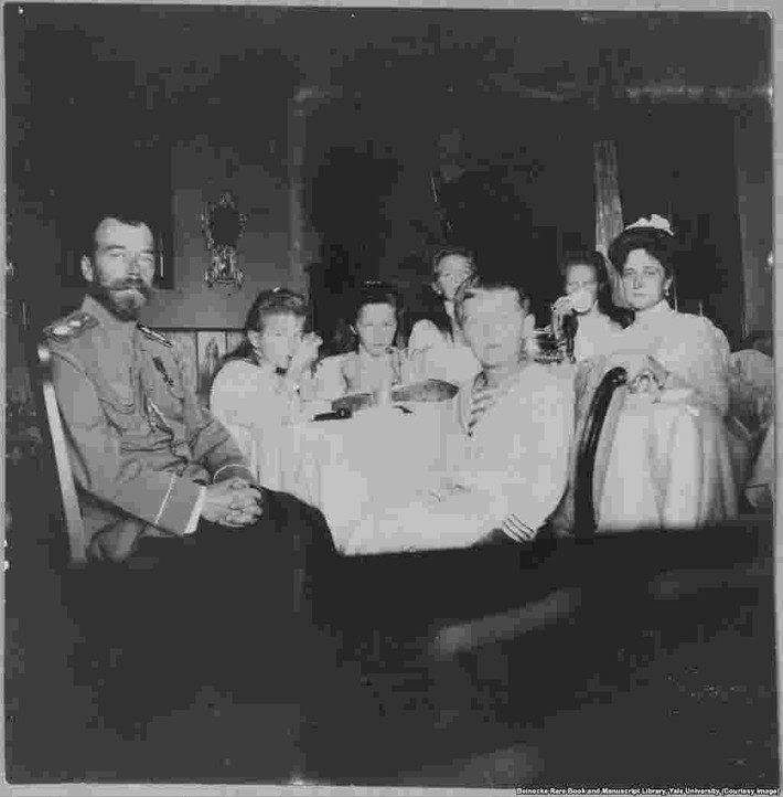 Sa hoàng cuối cùng của Nga Nicholas II ngồi cùng vợ - hoàng hậu Aleksandra (ngoài cùng bên phải) bên các con gồm: 4 công chúa và hoàng tử.