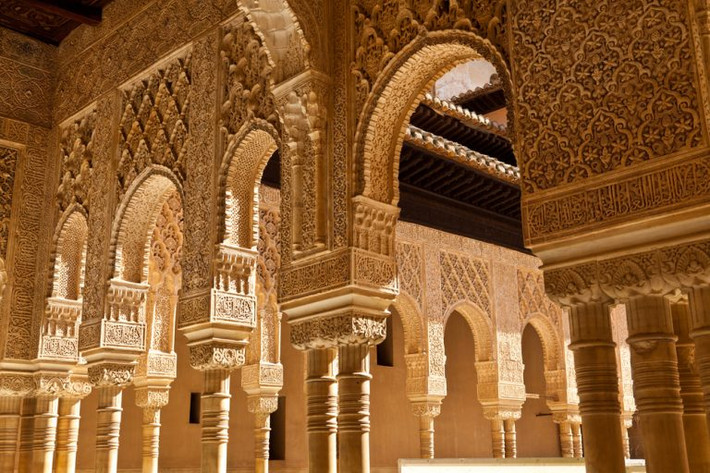 Trên các bức tường và trần nhà trong cung điện Alhambra có hàng ngàn chữ khắc tiếng Ả Rập. Vào năm 1994, cung điện được UNESCO công nhận là Di sản Thế giới.