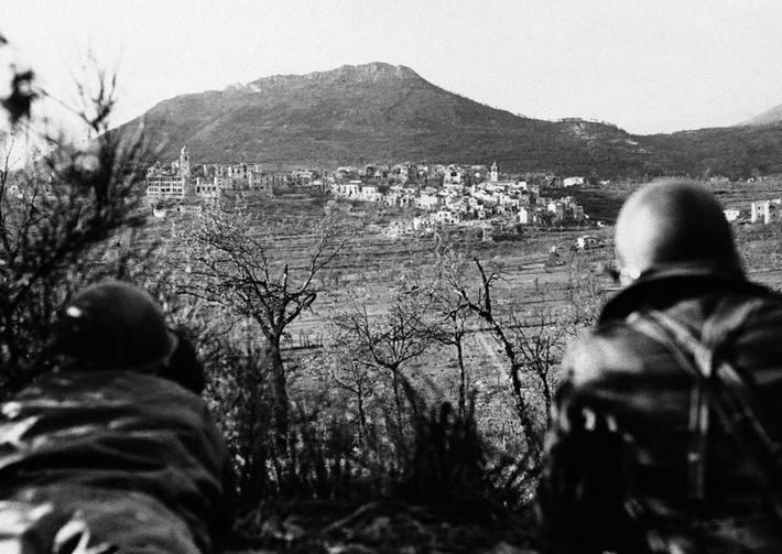 Những người lính thuộc quân Đồng minh quan sát thực địa tại khu vực thị trấn San Vittore, Italy ngày 1/11/1943 trước khi triển khai đợt tấn công nhằm vào các mục tiêu của Đức quốc xã.