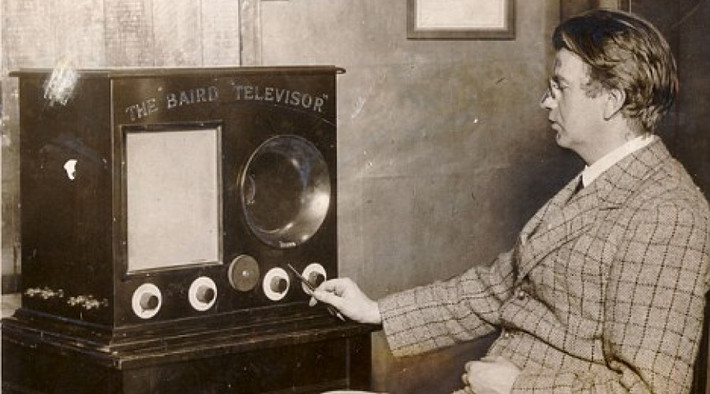 Năm 1925, John Logie Baird là người đầu tiên phát minh ra tivi. Tivi do Logie Baird sáng chế có thể chạy 30 khung hình/5 giây. Về sau, phát minh được cải tiến thành 12,5 khung hình/giây.