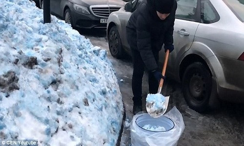 Nguyên do là vì họ lo ngại tuyết rơi có màu xanh da trời là do chất hóa học độc hại trong không khí.
