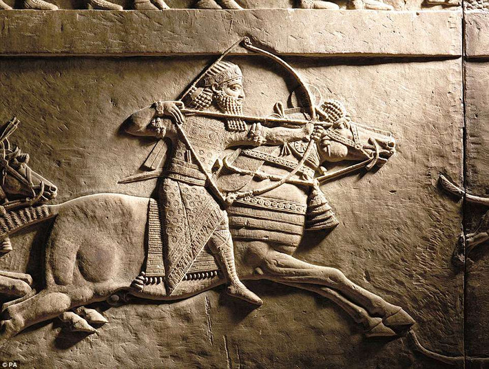 Ashurbanipal - vị vua vĩ đại cuối cùng của Đế quốc Assyria cai trị đất nước vào thế kỷ 7 trước Công nguyên. Hơn 200 hiện vật giá trị gồm các tác phẩm điêu khắc, các món đồ bằng đồng... được trưng bày tại Bảo tàng Anh ở London hé lộ cuộc đời và di sản của vua Ashurbanipal.