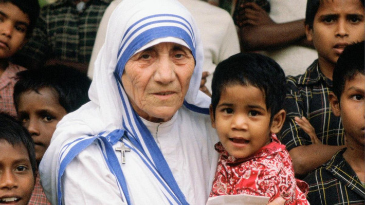 Mẹ Teresa có công thiết lập Dòng Thừa Sai Bác Ái vào năm 1950. Khi ấy, chỉ với 13 thành viên nhưng về sau phát triển với hơn 4.000 nữ tu. Thêm nữa, Mẹ Teresa còn thành lập hàng chục trại trẻ mồ côi, trạm y tế cho bệnh nhân AIDS và các trung tâm từ thiện trên thế giới.