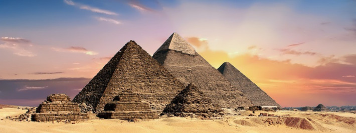 Điều đặc biệt là kim tự tháp Giza quay mặt về đúng điểm Cực Bắc của Trái Đất. Đây cũng là công trình hướng về Cực Bắc chuẩn xác nhất hơn bất cứ công trình nào trên thế giới.