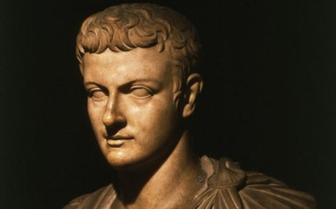 Caligula yêu cầu đúc, tạc những bức tượng chạm khắc hình ảnh bản thân và đặt trong các ngôi đền linh thiêng. Ông hoàng này còn gây sốc khi phong chức quan chấp chính tối cao cho con ngựa yêu quý của mình.