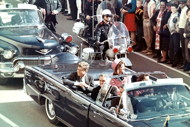 Trong nhiệm kỳ tổng thống, Tổng thống Kennedy nhận được một chiếc xe màu đen thẫm mang tên Lincoln Continental đời 1961 trị giá hơn 200.000 USD.