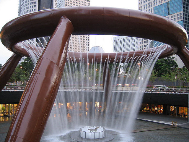 Đài phun nước lớn nhất thế giới có tên “Fountain Of Wealth” (Đài thịnh vượng) nằm ở siêu thị Suntec City, Singapore. Được xây dựng vào năm 1997, chi phí ước tính của công trình này là khoảng 6 triệu USD.