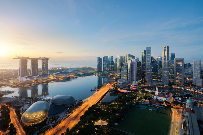 Mặc dù dân số chỉ khoảng 5,6 triệu người nhưng Singapore có tới 10 tôn giáo lớn, trong đó phần lớn người dân theo: Phật giáo, Đạo giáo, Hồi giáo, Ấn Độ giáo và Thiên chúa giáo.