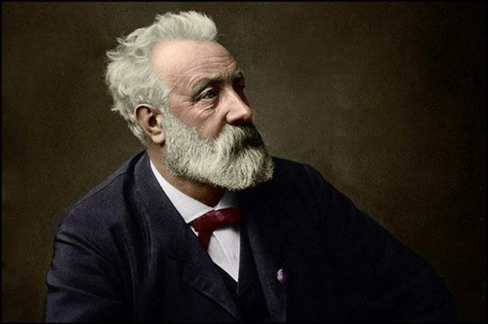 Jules Verne đã đưa ra tiên đoán tương lai chính xác trong tác phẩm của mình. Năm 1865, Jules Verne cho xuất bản cuốn sách “Từ trái đất lên mặt trăng”. Trong tác phẩm này, tác giả mô tả một cỗ máy kì lạ mà tác giả nhắc tới có thể đưa hành khách lên mặt trăng dạo chơi.