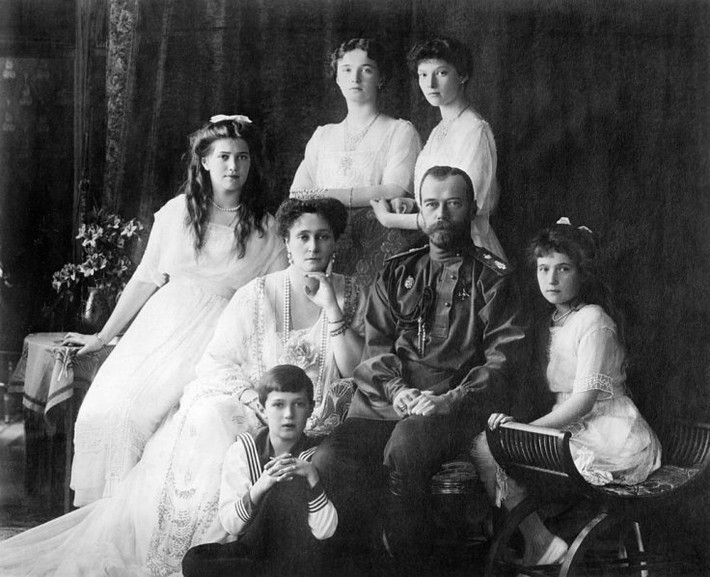 Vào năm 1917, trước làn sóng cách mạng vô sản diễn ra mạnh mẽ ở Nga, Sa hoàng Nicholas II của hoàng tộc Romanov không còn được tín nhiệm. Đến ngày 22/3/1917, Sa hoàng Nicholas II bị phế truất. Sự kiện này đặt dấu chấm hết cho chế độ quân chủ ở Nga kéo dài suốt nhiều thế kỷ.