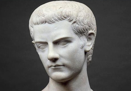 Hoàng đế Caligula được cho là có tính khí thất thường, độc ác khi tàn sát nhiều người. Caligula chỉ làm hoàng đế trong 4 năm trước khi bị những cận vệ ám sát vào năm 41 sau Công nguyên.