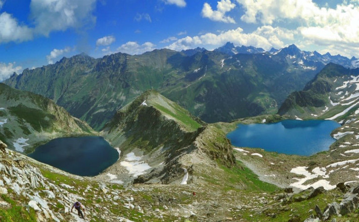 Hồ Karachay là một trong những hồ nước nguy hiểm nhất thế giới nẳm trên dãy núi Ural, phía tây nước Nga. Nơi đây từng được sử dụng để chứa chất thải phóng xạ trong nhiều thập kỷ. Theo các chuyên gia, chỉ cần đứng quanh hồ trong vòng 5 phút cũng có thể khiến bất cứ ai mất mạng.