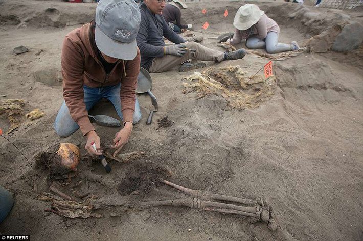 Chimu là nền văn minh tiền Inca rực rỡ nhưng sớm tàn lụi tại Peru. Người Chimu nhiều tầng lớp khác nhau đã tự nguyện đem con cái trở thành vật tế thần nhằm xoa dịu cơn thịnh nộ của thiên nhiên.