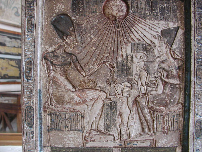 Theo các tài liệu lịch sử, sau khi lên ngôi vua, Tutankhamun đã kết hôn với người chị gái cùng cha khác mẹ là Ankhesenamun. Theo đó, Ankhesenamun trở thành Nữ hoàng Ai Cập, cùng chồng trị vì đất nước.