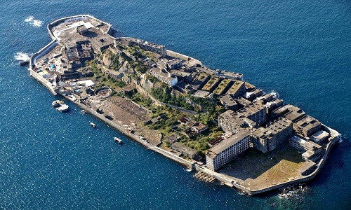 Hòn đảo Hashima nằm ở ngoài khơi Nagasaki từng là "thánh địa" khai thác than đá dưới đáy biển nổi tiếng của Nhật Bản.