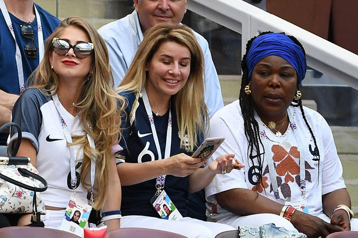 Cầu thủ đội tuyển Pháp - Paul Pogba - không chỉ sở hữu tài năng trên sân cỏ, mà còn khiến nhiều người ngưỡng mộ khi có bạn gái xinh đẹp, tài giỏi. Sự nổi tiếng của Pogba cũng phần nào khiến báo giới để ý đến danh tính cô người yêu quyến rũ.