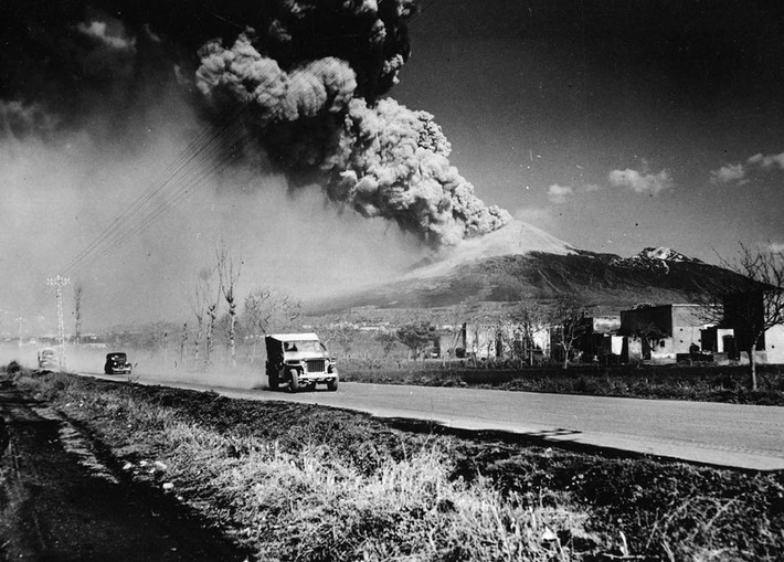 Các phương tiện quân sự của Mỹ tiến vào Naples, Italy năm 1944.