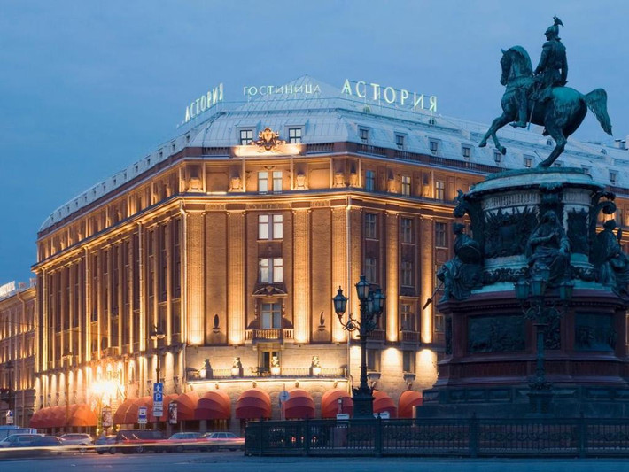 Khách sạn Astoria ở Saint Petersburg từng là nơi Hitler dự định lên kế hoạch tổ chức bữa tiệc ăn mừng chiến thắng khi chinh phục được thành phố này.