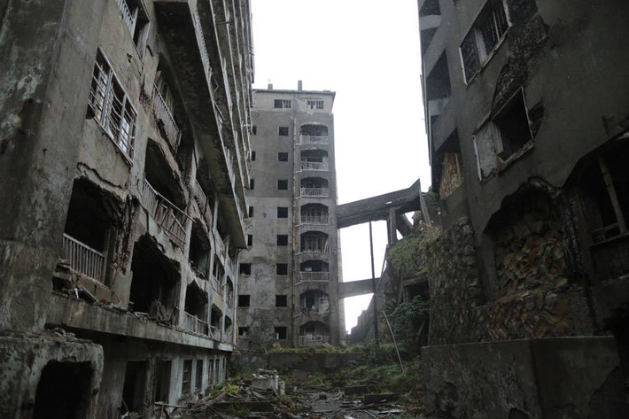 Thời kỳ đỉnh điểm năm 1959, hòn đảo Hashima từng là nơi sinh sống của hơn 5.000 người. Do vậy, trường học, sân chơi, phòng gym, rạp chiếu phim, quán bar, nhà hàng, chùa, đền thờ... được xây dựng trên đảo phục vụ nhu cầu của người dân.