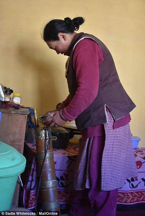 Dân làng Rumbak chỉ có thể sử dụng điện 3 giờ/ngày, từ 8h tối - 11h tối.