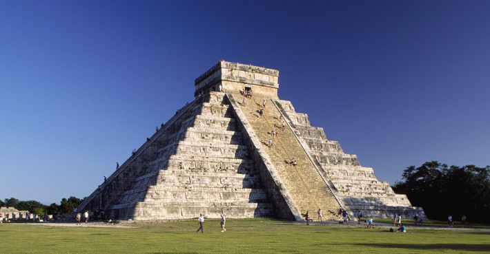 El Castillo được xây dựng để quan sát thiên văn và tế lễ. Kim tự tháp này là đài thiên văn cổ nhất của người Maya.