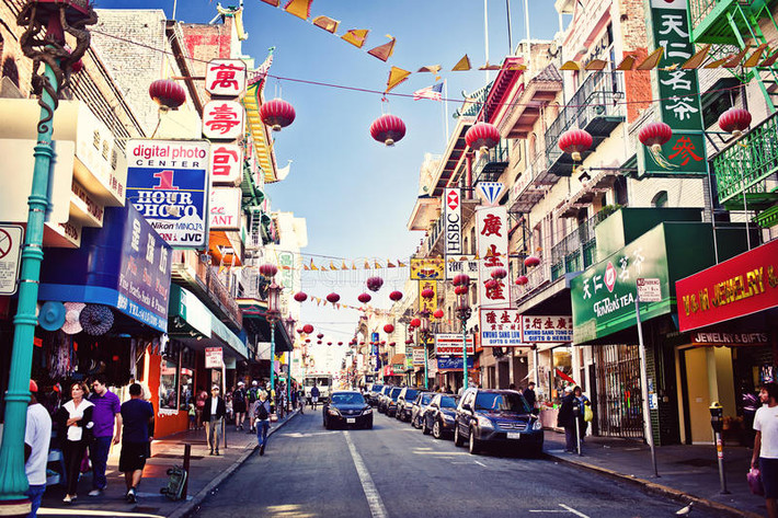 Đường phố, nhà cửa tại khu phố Tàu ở San Francisco trông giống như một Trung Quốc thu nhỏ. Nhiều du khách ghé thăm nơi này để mua sắm cũng như chiêm ngưỡng ngôi đền thờ Trung Quốc lâu đời nhất tại Mỹ.