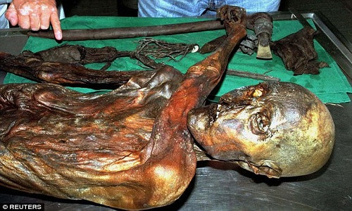 Vào năm 1991, xác ướp người băng Otzi được tìm thấy tại một sông băng trên dãy núi Otztal Alps. Thi hài người đàn ông này được bảo quản gần như nguyên vẹn nhờ băng giá và nhiệt độ lạnh khô.