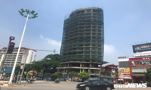 Người dân ở sống ở quanh khu vực Yên Phụ, Âu Cơ (Tây Hồ) chắc hẳn đã rất quen với hình ảnh tòa nhà hoang cao gần 20 tầng bỏ không hàng chục năm nay chưa được hoàn thiện. Tòa nhà này nằm tại vị trí đắc địa đất vàng Hồ Tây, ngay giữa ngã tư đường Thanh Niên và phố Yên Phụ.