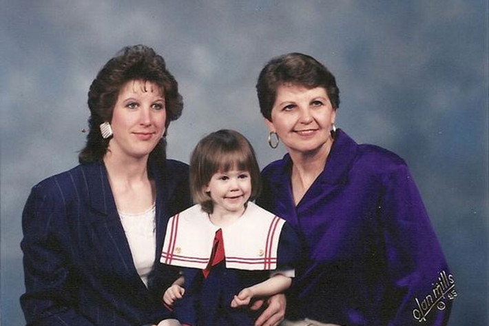 Ngày 4/12/1995, Roxanne Ellis và Michelle Abdill - 2 phụ nữ ở thành phố Medford, bang Oregon, Mỹ - mất tích. 2 người đồng sở hữu một công ty quản lý bất động sản. Buổi trưa hôm ấy, một khách hàng gọi điện thoại cho Roxanne và nói anh ta muốn thuê một căn hộ ở tòa nhà chung cư Sheraton Court. Roxanne rời khỏi nhà vào buổi trưa để cho khách xem căn hộ lúc 11h. Vài giờ sau, Roxanne gọi điện thoại cho Michelle và nói bình ắc quy của xe hỏng nên cô cần Michelle đón.