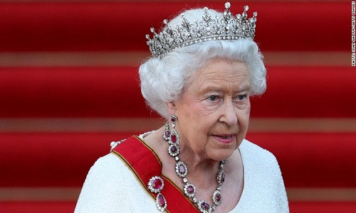 Nữ hoàng Elizabeth II là người phụ nữ nổi tiếng thế giới khi đăng quang từ năm 1953 và trị vì nước Anh từ đó cho đến nay. Theo đó, bà trở thành người trị vì lâu nhất trong lịch sử vương quốc Anh.