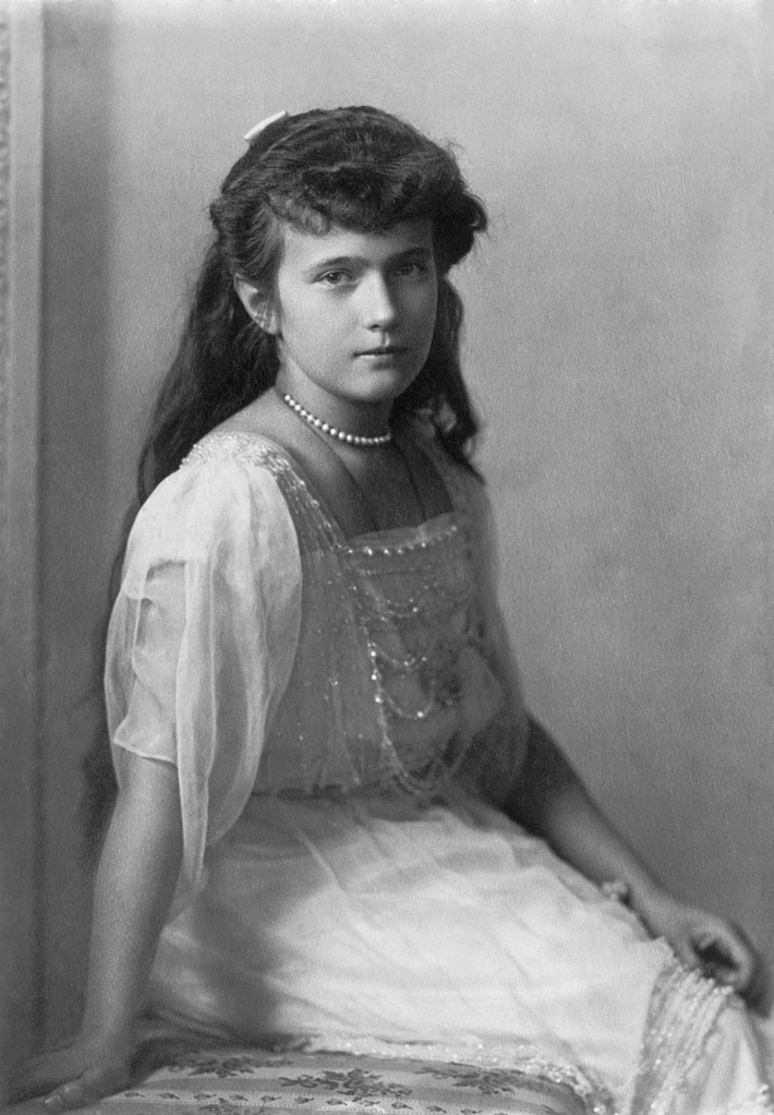 Đến ngày 17/7/1918, gia đình Sa hoàng Nicholas II bị đưa xuống tầng hầm và bắn chết. Vào thời điểm ấy, một lời đồn xuất hiện là con gái Sa hoàng Nicholas II - công chúa Alias Anastasia (trong ảnh) may mắn thoát chết nên mai danh ẩn tích.