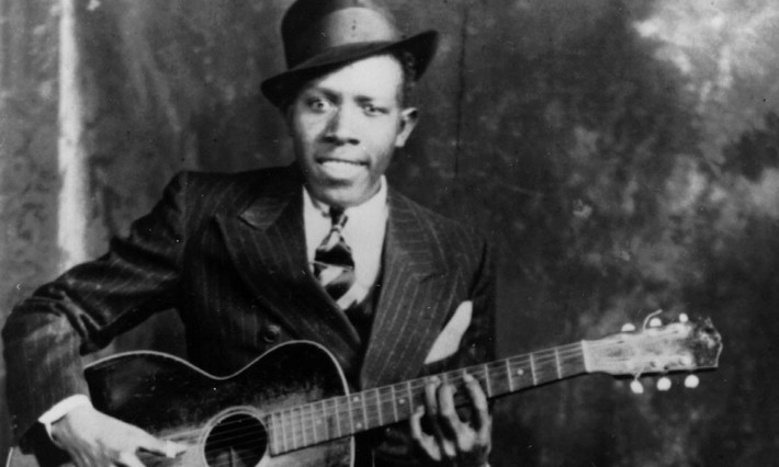 Một trường hợp khác bị đồn đoán là bán linh hồn cho quỷ dữ là nhạc sĩ Robert Johnson. Sinh năm 1911, Johnson được cho là bị ám ảnh trở thành nhạc sĩ nổi tiếng theo dòng nhạc blue khi sống ở một đồn điền.