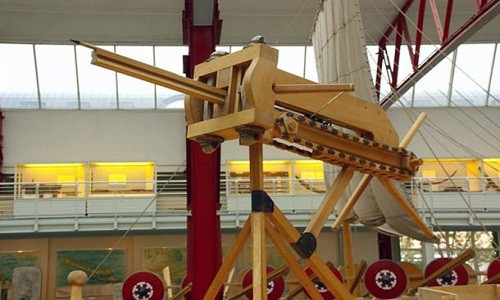 Máy bắn tên tự động polybolos của người Hy Lạp cổ đại được ví như phiên bản cổ xưa của súng máy ngày nay.