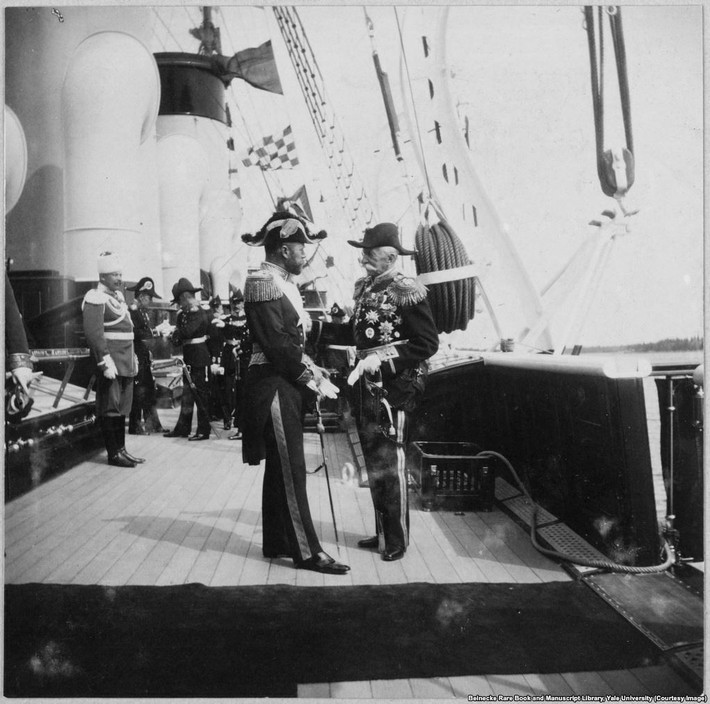 Sa hoàng Nicholas II (trái ảnh) trò chuyện với một nhân vật quan trọng không rõ danh tính.