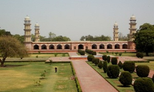 Lăng mộ của Jahangir ở Lahore, Pakistan được con trai Hoàng đế Jahangir là hoàng tử Khurram (Shah Jahan) cho người xây dựng.