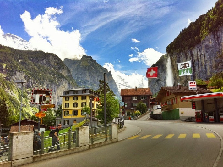 Thung lũng Lauterbrunnen nằm ẩn mình trong vùng Bernese Oberland trên dãy núi Alps ở Thụy Sĩ nổi tiếng với vẻ đẹp thiên nhiên kỳ vĩ, được bao quanh bởi 3 ngọn núi là: Eiger, Monch và Jungfrau.