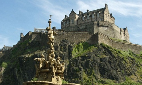 Nằm tại Scotland, lâu đài Edinburgh được xây dựng vào thế kỷ 12. Kiến trúc độc đáo của tòa lâu đài cùng với lịch sử của nó khiến nơi đây trở thành một trong những địa điểm du lịch hút khách.