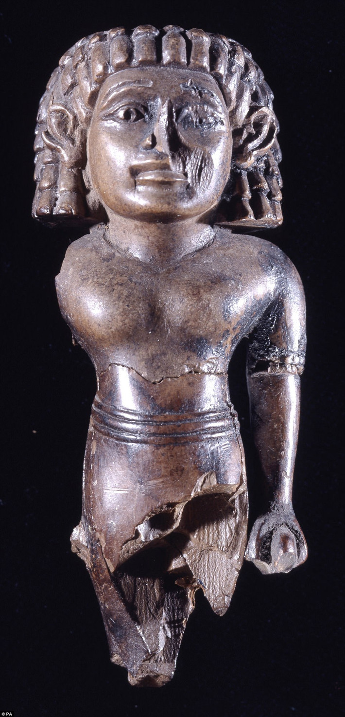 Một bức tượng bị đốt cháy một phần. Nó được tìm thấy ở Nimrud, Iraq.