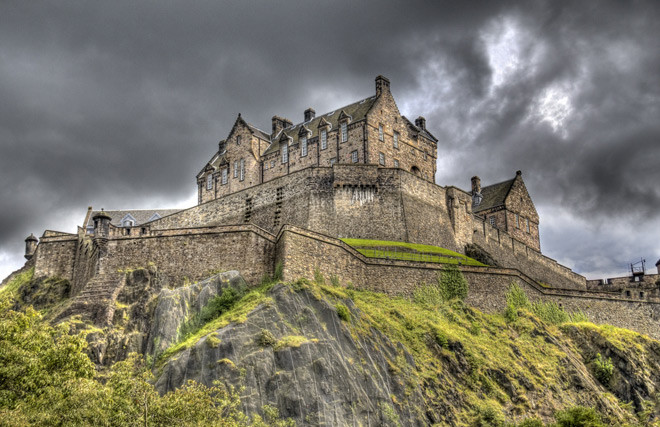 Lâu đài Edinburgh còn được biết đến là nơi xảy ra nhiều sự việc kỳ bí khó lý giải. Cụ thể, một số du khách khi ghé thăm tòa lâu đài cổ kính này nghe thấy những âm thanh bí ẩn như tiếng kèn hay tiếng trống...