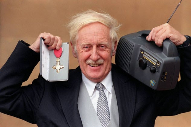 Nhà phát minh người Anh Trevor Baylis có nhiều sáng chế để đời. Trong đó, ông là người phát minh đài radio vặn dây cót đầu tiên.