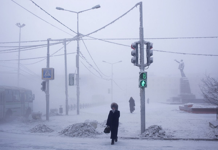 Ngôi làng Oymyakon ở Nga là vùng đất có người định cư lạnh giá nhất thế giới. Nhiệt độ ở nơi đây vào mùa đông trung bình xuống tới -50 độ C.
