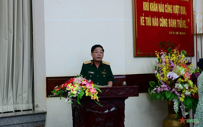 Trước đó, Thủ tướng Chính phủ đã ký Quyết định số 135/QĐ-TTg bổ nhiệm Thiếu tướng Nguyễn Văn Gấu, Ủy viên Trung ương Đảng, Ủy viên Quân ủy Trung ương, Bí thư Đảng ủy, Chính ủy Quân khu 9 giữ chức Phó Chủ nhiệm Tổng cục Chính trị Quân đội nhân dân Việt Nam. Thủ tướng bổ nhiệm Thiếu tướng Hồ Văn Thái, Chủ nhiệm Chính trị Quân khu 9 giữ chức Chính ủy Quân khu 9. Tại hội nghị, Thiếu tướng Nguyễn Văn Gấu đã bàn giao chức trách, nhiệm vụ chính uỷ quân khu cho Thiếu tướng Hồ Văn Thái.