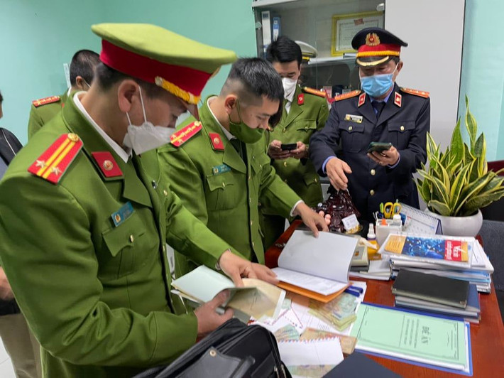 Đồng thời cần phải làm tốt hơn đối với vấn đề công tác cán bộ nói chung và cán bộ trong ngành y tế nói riêng để sử dụng đúng người, đúng việc. Những người không còn đủ năng lực, phẩm chất, đạo đức thì cần phải được phát hiện kịp thời để loại bỏ khỏi bộ máy nhà nước. Cần phải bồi dưỡng đạo đức, trình độ, nâng cao năng lực quản lý và nâng cao bản lĩnh chính trị để các cán bộ, lãnh đạo ngành y tế nói riêng, các cán bộ trong lĩnh vực khác nói chung không bị đánh gục bởi lợi ích vật chất, không vì quyền lợi riêng tư mà xâm phạm đến lợi ích nhà nước, quyền và lợi ích hợp pháp của tổ chức, cá nhân.