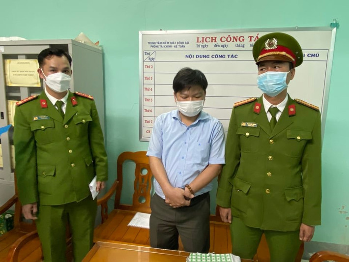 Vụ án xảy ra tại các trung tâm kiểm soát bệnh tật, các bệnh viện, cơ sở y tế ở nhiều địa phương trong thời gian qua cho thấy đạo đức của một bộ phận cán bộ trong ngành y tế đang xuống cấp nghiêm trọng, công tác quản lý kinh tế, quản lý xã hội đối với lĩnh vực này cũng bộc lộ nhiều khiếm khuyết, sơ hở khiến các đối tưởng trục lợi.