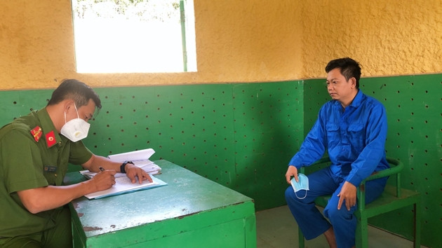 Cựu nhân viên Ngân hàng lừa đảo chiếm đoạt gần 50 tỷ đồng: Cơ quan Cảnh sát điều tra, Công an tỉnh Đồng Tháp vừa bắt tạm giam đối với Nguyễn Thiện Nhân (SN 1982, phường Mỹ Phú, TP Cao Lãnh) để điều tra về hành vi “lừa đảo chiếm đoạt tài sản”. Nhân từng là nhân viên Ngân hàng Vietcombank – Chi nhánh Đồng Tháp. Năm 2019 do đầu tư thua lỗ mất khả năng trả nợ, lợi dụng vị trí công tác Nhân vay tiền của nhiều người, chiếm đoạt số tiền gần 50 tỷ đồng rồi bỏ trốn khỏi địa phương.